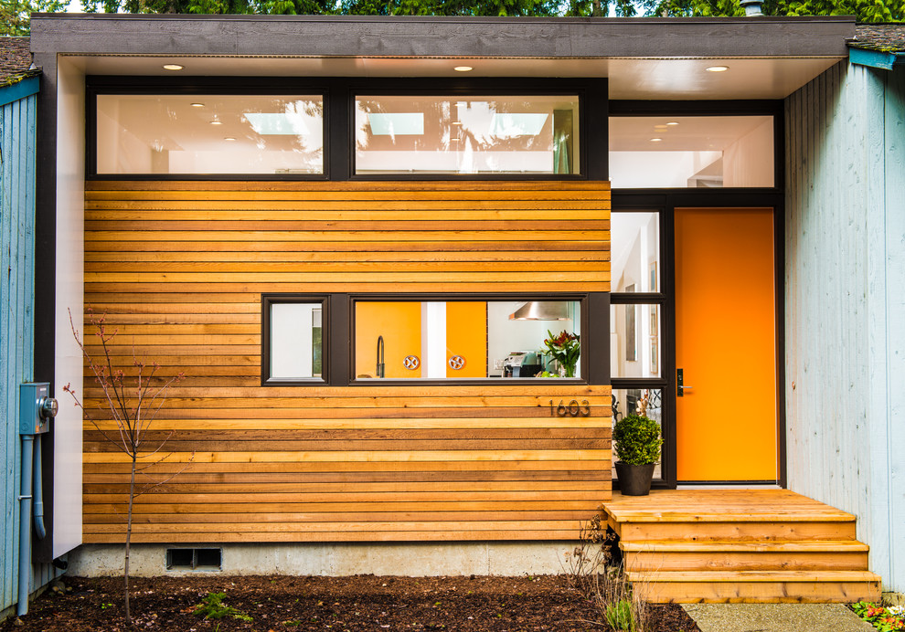 Diseño de fachada multicolor actual de tamaño medio de una planta con revestimiento de madera y tejado plano