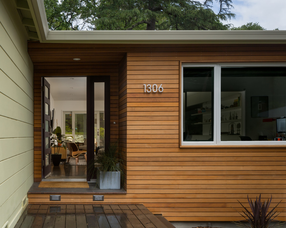 Стильный дизайн: маленький, одноэтажный, деревянный, серый дом в стиле ретро с двускатной крышей для на участке и в саду - последний тренд