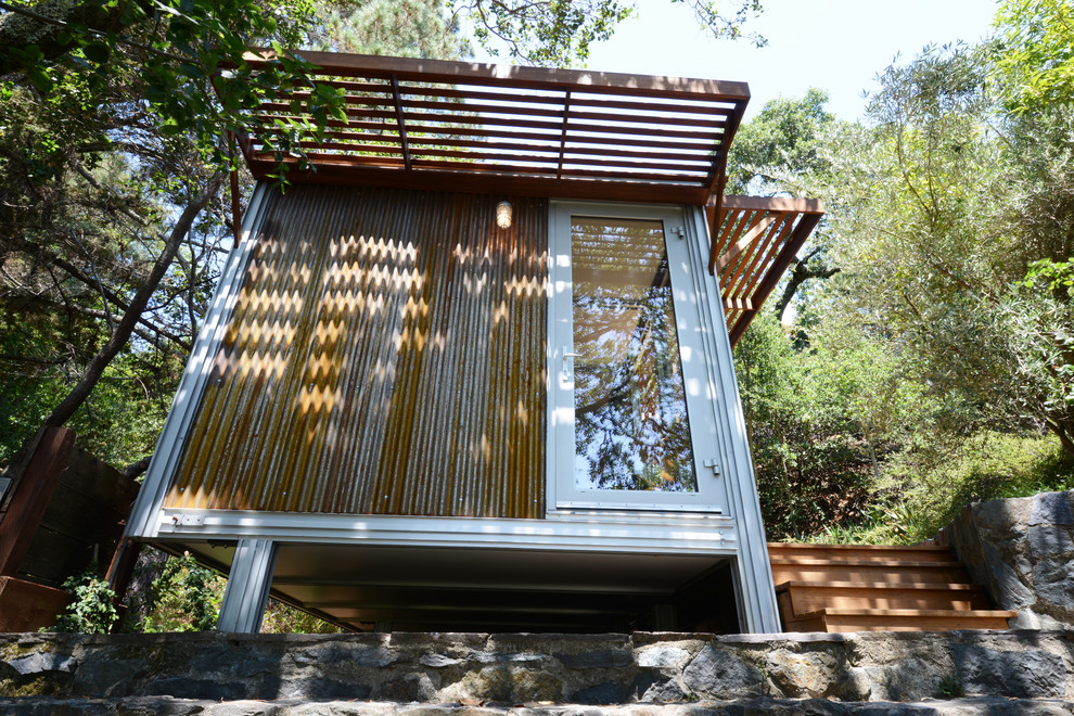 Ispirazione per la facciata di una casa piccola moderna a un piano con rivestimento in metallo