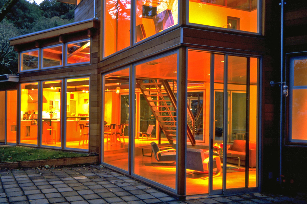 Ispirazione per la facciata di una casa moderna a due piani con rivestimento in legno