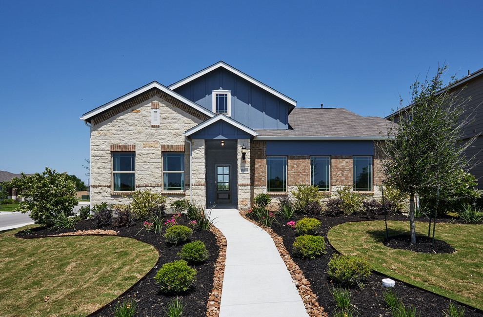 Cette image montre une façade de maison multicolore design de taille moyenne et à un étage avec un revêtement mixte, un toit à deux pans et un toit en shingle.