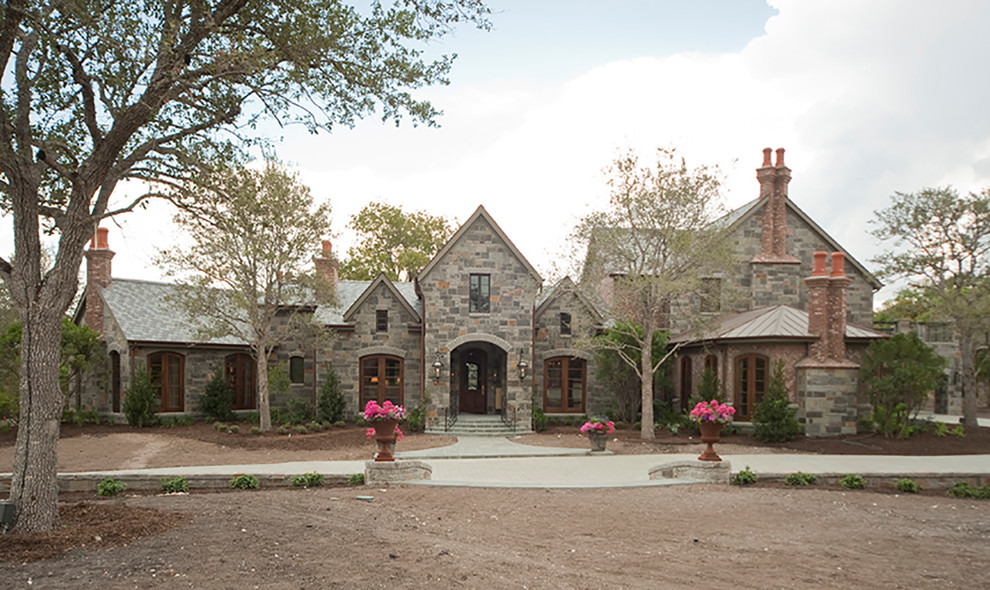 Geräumiges, Zweistöckiges Mediterranes Haus mit Steinfassade und grauer Fassadenfarbe in Houston