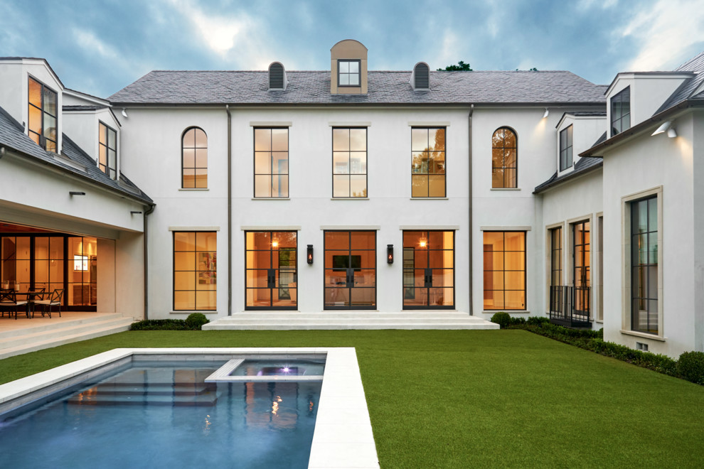 Zweistöckiges, Geräumiges Klassisches Einfamilienhaus mit beiger Fassadenfarbe, Walmdach, Putzfassade und Schindeldach in Dallas