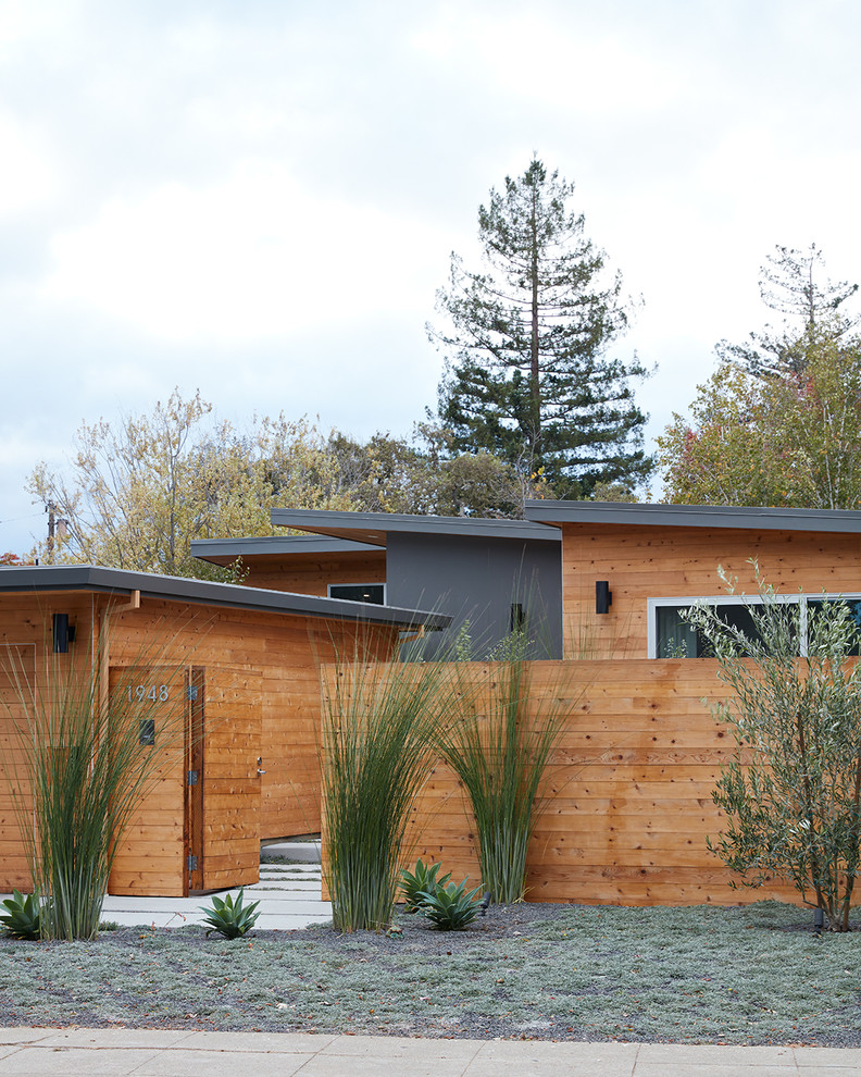 Источник вдохновения для домашнего уюта: одноэтажный, деревянный, коричневый частный загородный дом среднего размера в стиле ретро с плоской крышей