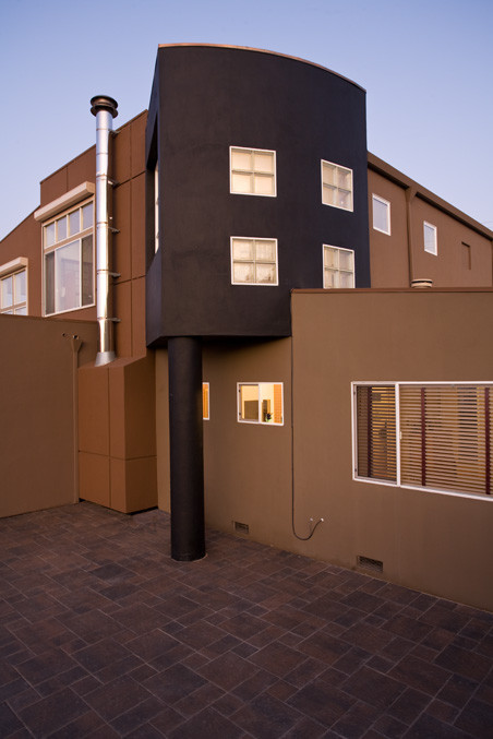 Mittelgroßes, Zweistöckiges Modernes Einfamilienhaus mit Putzfassade, bunter Fassadenfarbe, Flachdach und Misch-Dachdeckung in San Francisco
