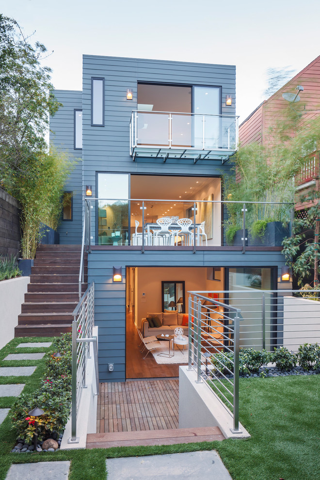 Свежая идея для дизайна: трехэтажный, синий частный загородный дом среднего размера в современном стиле с плоской крышей и комбинированной облицовкой - отличное фото интерьера