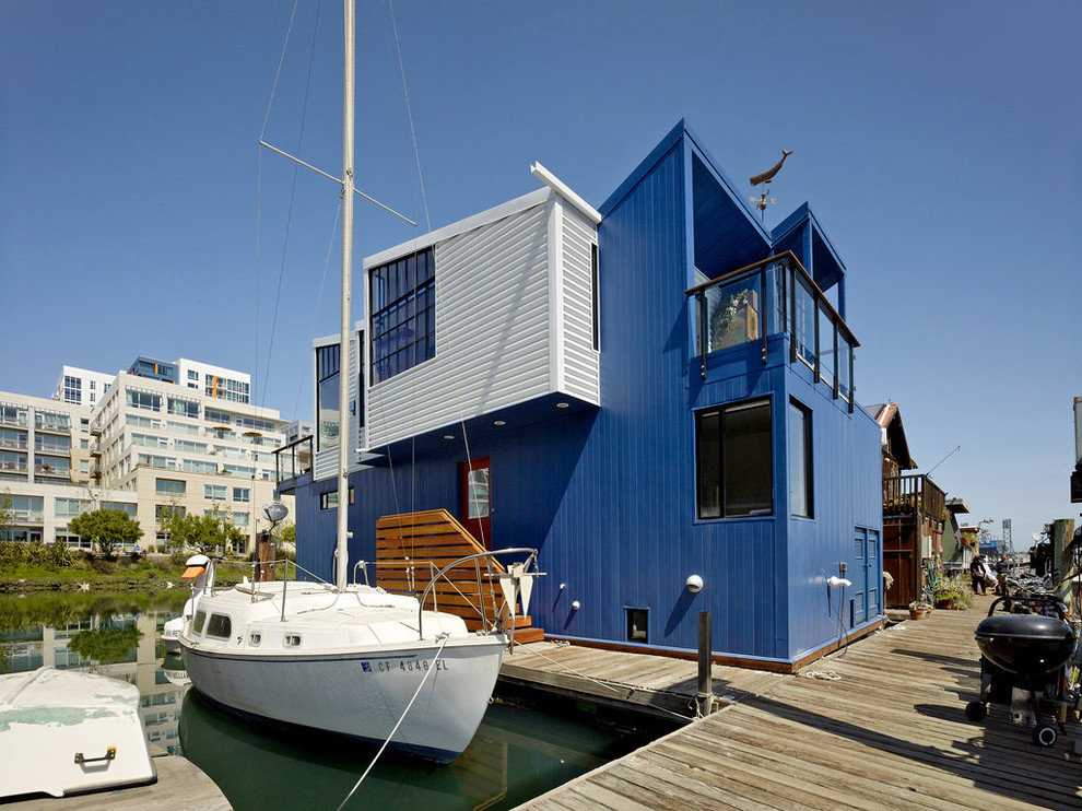 Свежая идея для дизайна: дом в морском стиле с облицовкой из металла - отличное фото интерьера
