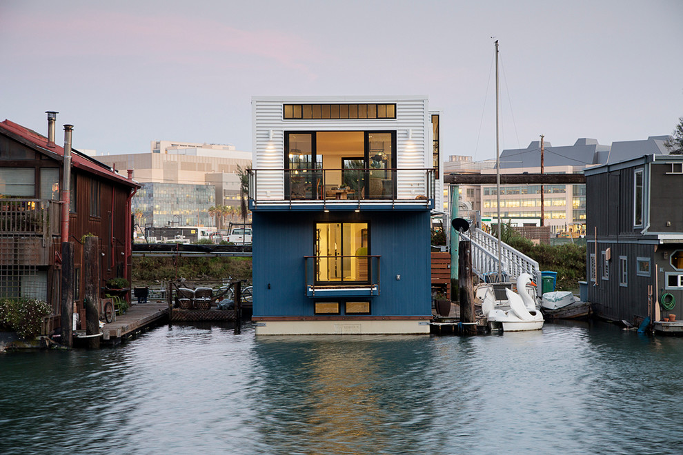 На фото: дом в морском стиле с облицовкой из металла и плоской крышей с