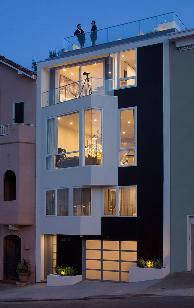 Réalisation d'une petite façade de maison design à deux étages et plus avec un revêtement mixte.