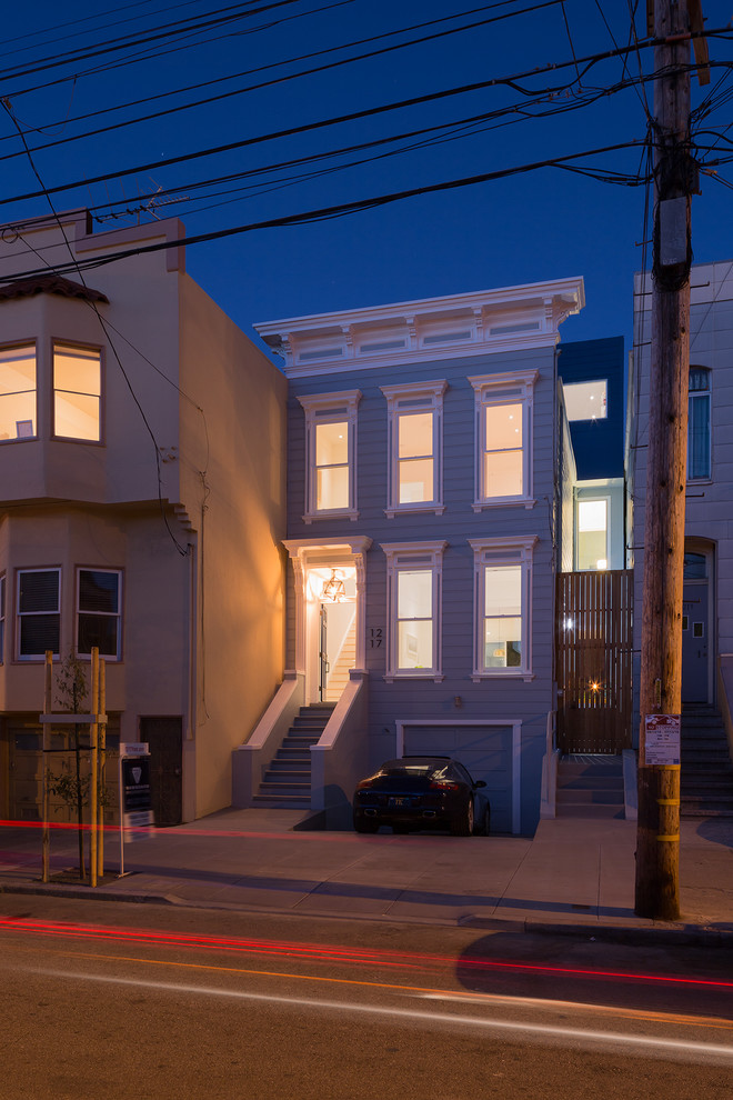 Dreistöckiges, Mittelgroßes Klassisches Reihenhaus mit Vinylfassade, blauer Fassadenfarbe und Flachdach in San Francisco