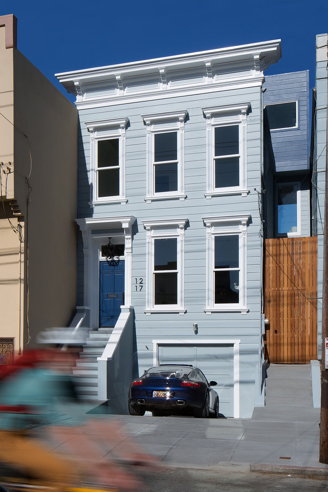 Idee per la facciata di una casa a schiera blu vittoriana a tre piani di medie dimensioni con rivestimento in vinile e tetto piano