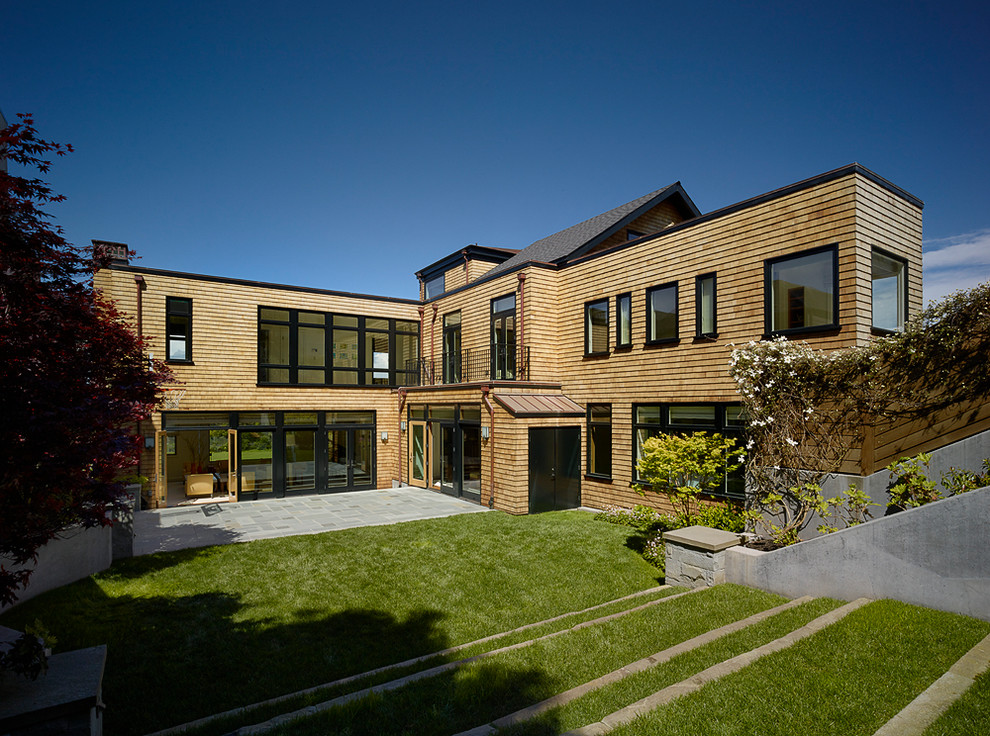 Modelo de fachada de casa marrón grande de tres plantas con revestimiento de madera y tejado plano
