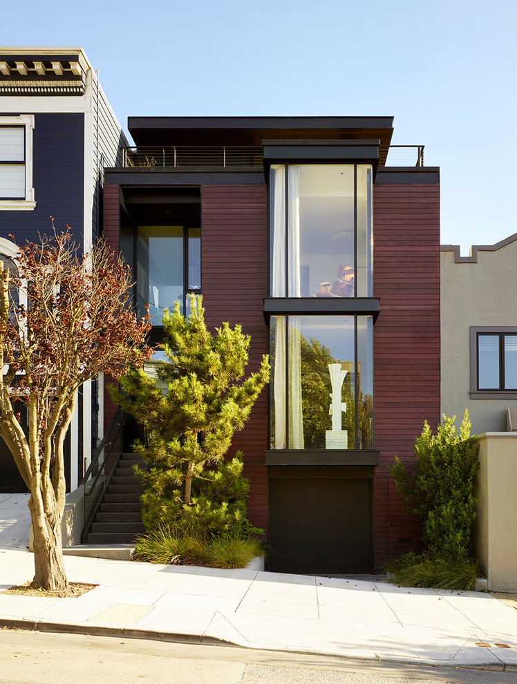 Foto de fachada de casa marrón contemporánea de tres plantas con revestimiento de madera y tejado plano