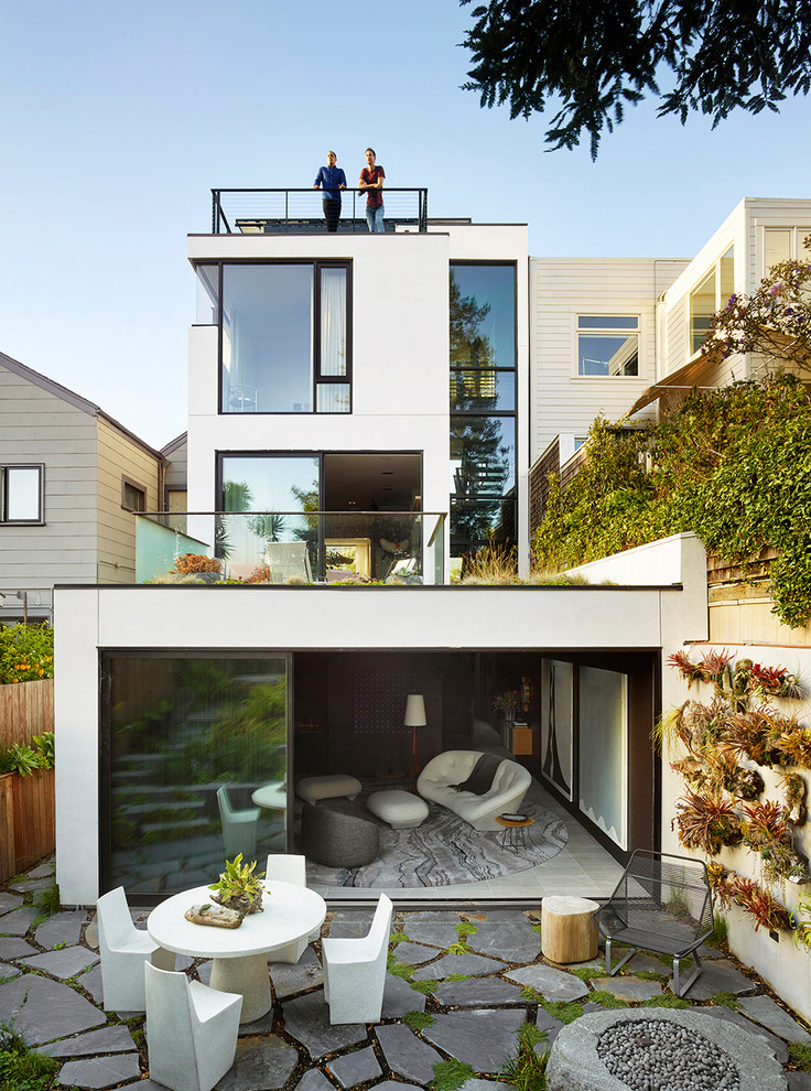 Свежая идея для дизайна: трехэтажный, белый частный загородный дом в современном стиле с плоской крышей - отличное фото интерьера