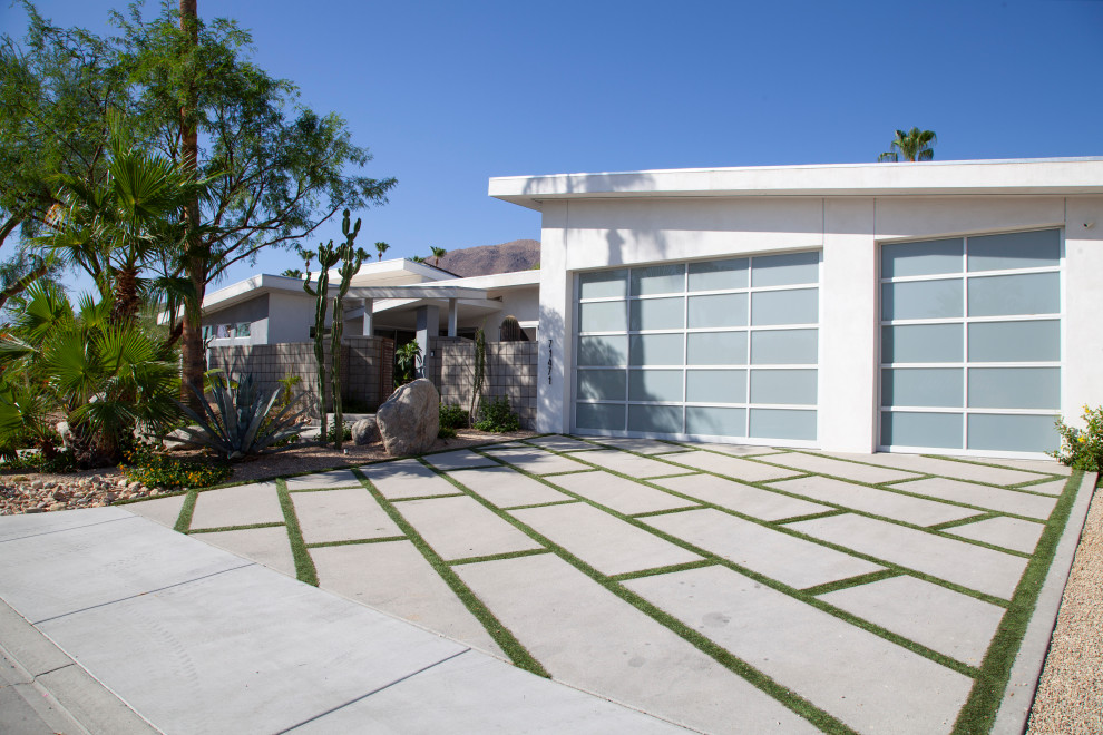 Exemple d'une très grande façade de maison blanche moderne en stuc de plain-pied avec un toit plat.