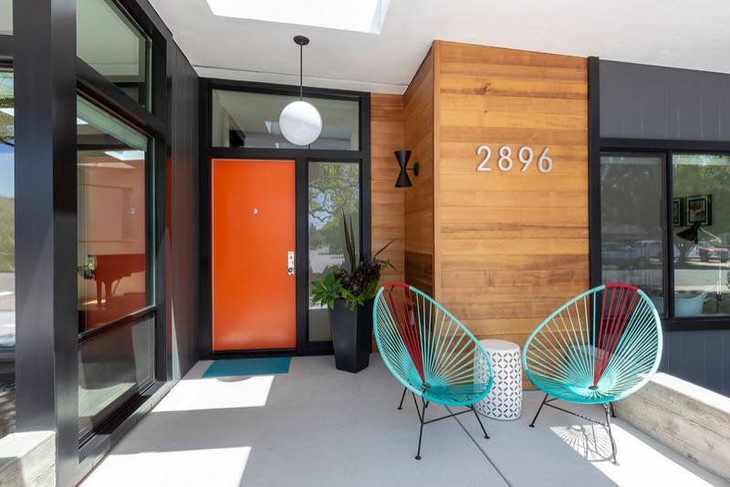 Gey retro detached house in San Francisco with wood cladding.