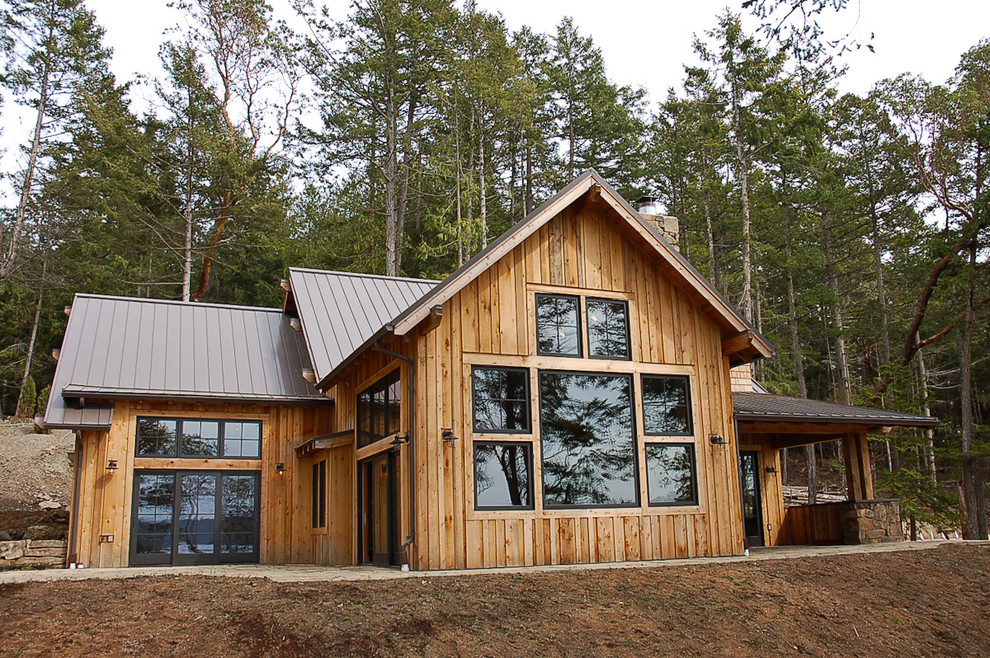 Idées déco pour une façade de maison montagne en bois de taille moyenne et à un étage.
