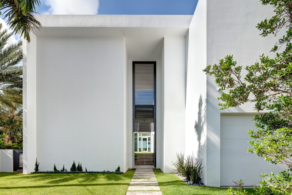 Foto de fachada de casa blanca moderna extra grande de dos plantas con revestimiento de estuco, tejado plano y tejado de varios materiales