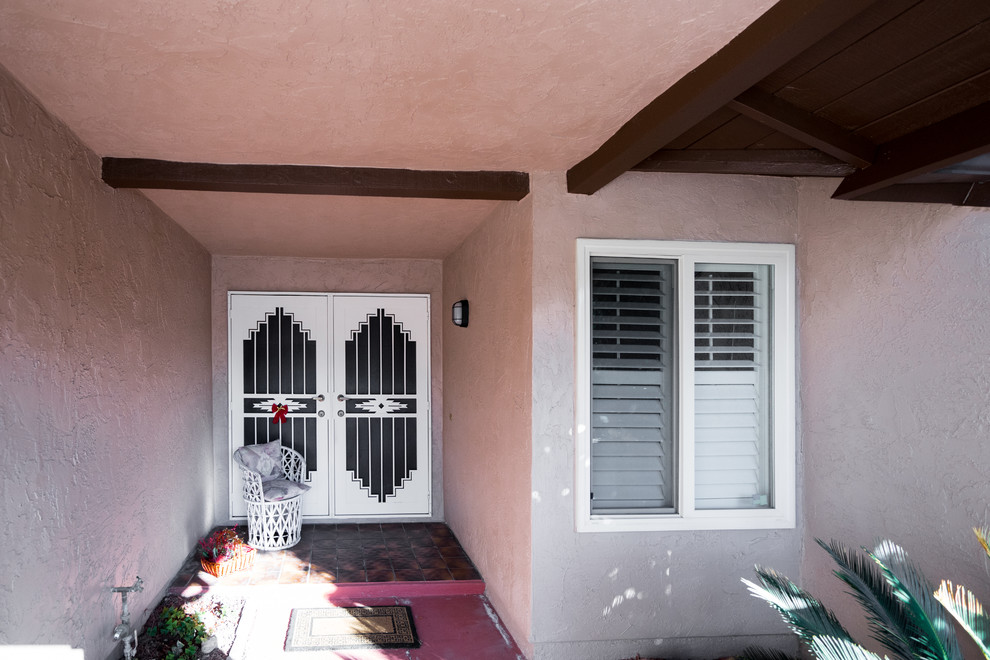 Modelo de fachada de casa beige clásica extra grande de dos plantas con tejado plano y revestimiento de estuco