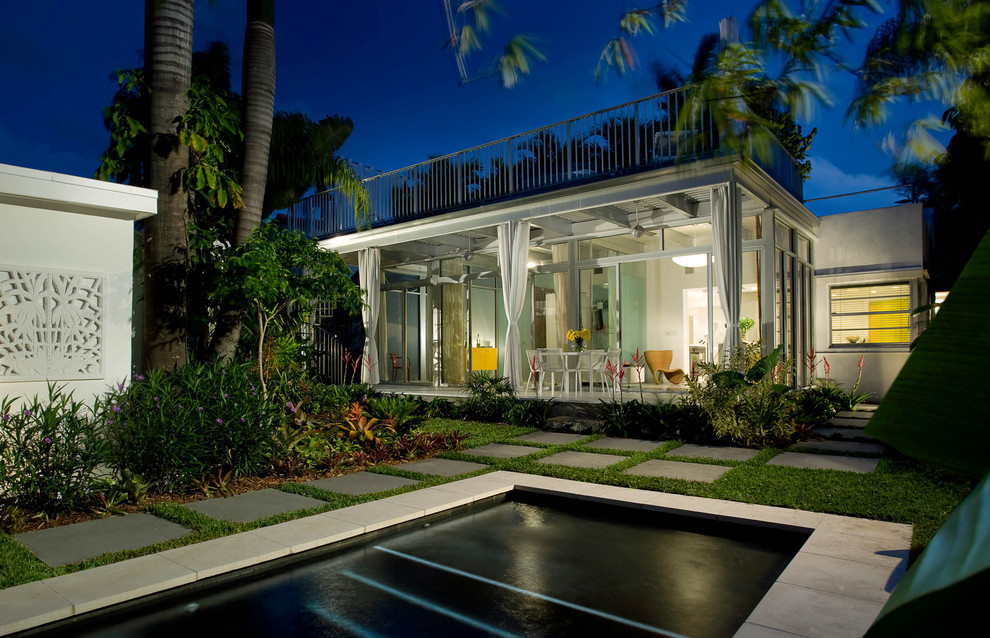 Diseño de fachada blanca moderna de tamaño medio de una planta con revestimiento de estuco y tejado plano
