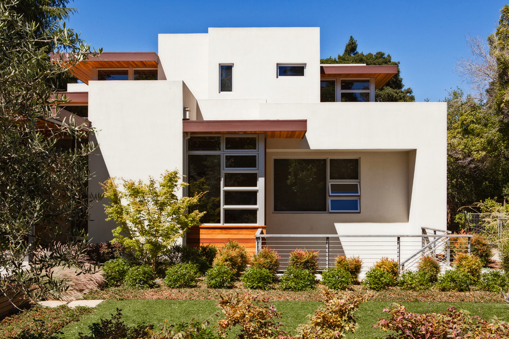 Ispirazione per la villa grande bianca contemporanea a due piani con rivestimento in stucco e tetto piano