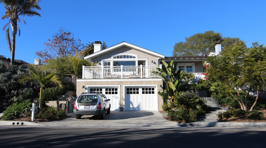 Mittelgroße, Einstöckige Maritime Holzfassade Haus mit grauer Fassadenfarbe und Satteldach in Santa Barbara
