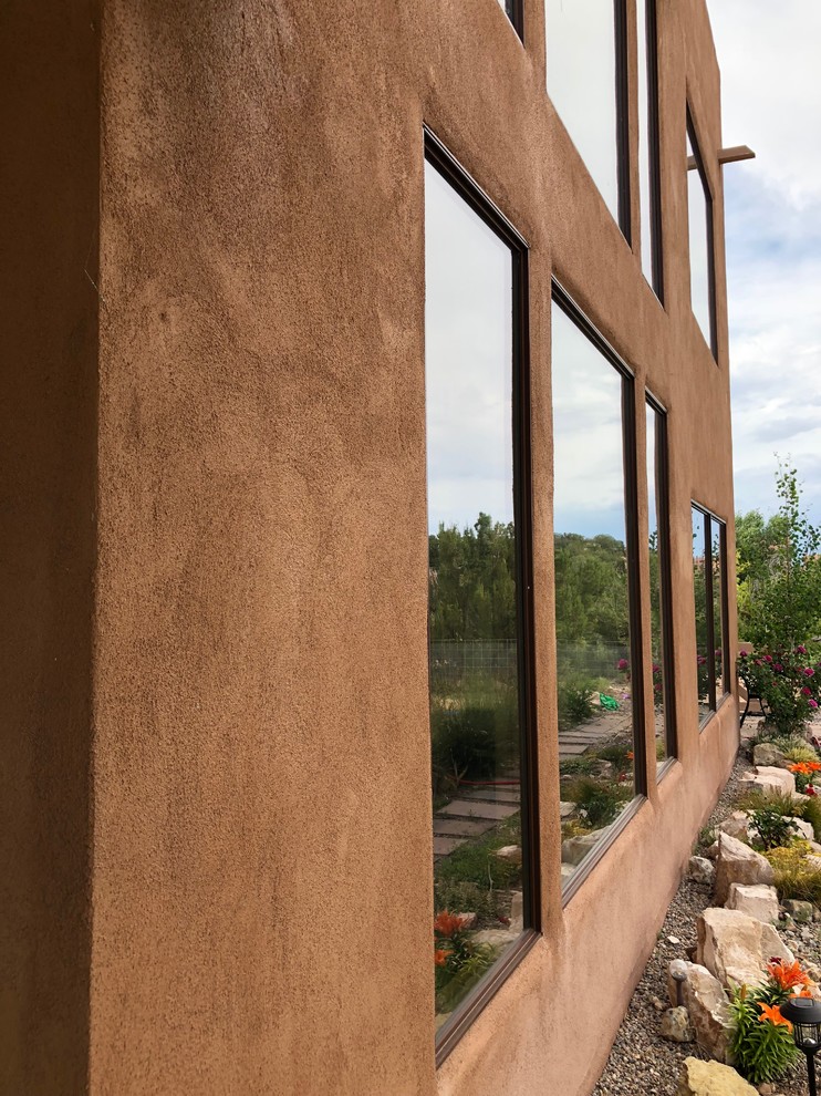 Großes, Zweistöckiges Modernes Einfamilienhaus mit Putzfassade, brauner Fassadenfarbe, Satteldach und Blechdach in Albuquerque