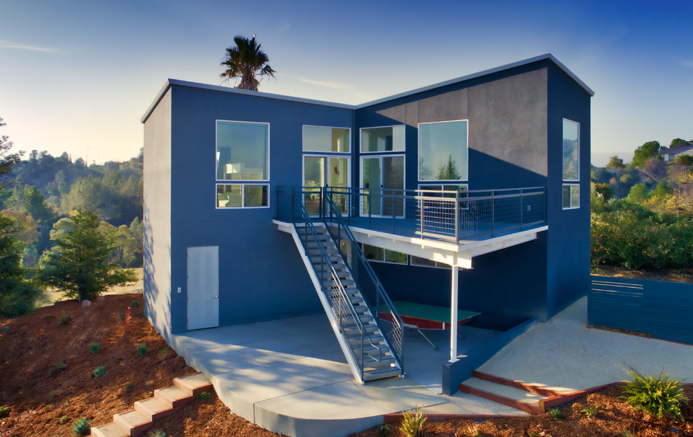 Idéer för stora funkis blå hus, med två våningar, blandad fasad, platt tak och tak i mixade material
