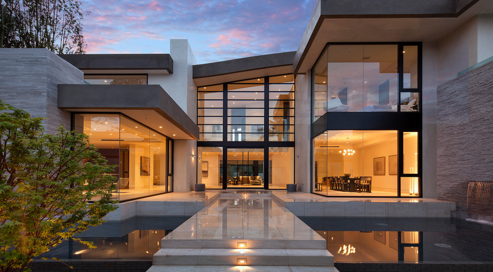 Zweistöckiges Modernes Haus mit Glasfassade und beiger Fassadenfarbe in Los Angeles