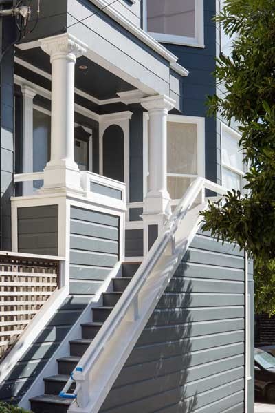 Inspiration pour une grande façade de maison bleue victorienne en bois à deux étages et plus.