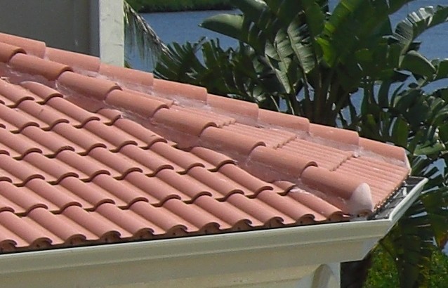 Modelo de fachada beige mediterránea extra grande de tres plantas con revestimiento de estuco y tejado a cuatro aguas