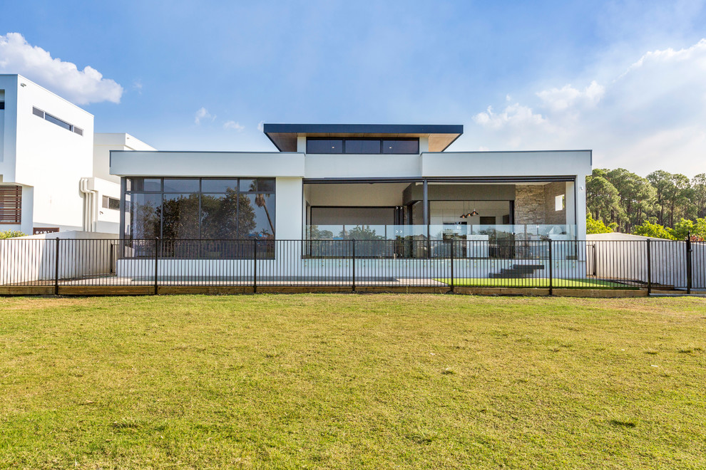 Mittelgroßes Modernes Haus mit Steinfassade und weißer Fassadenfarbe in Gold Coast - Tweed