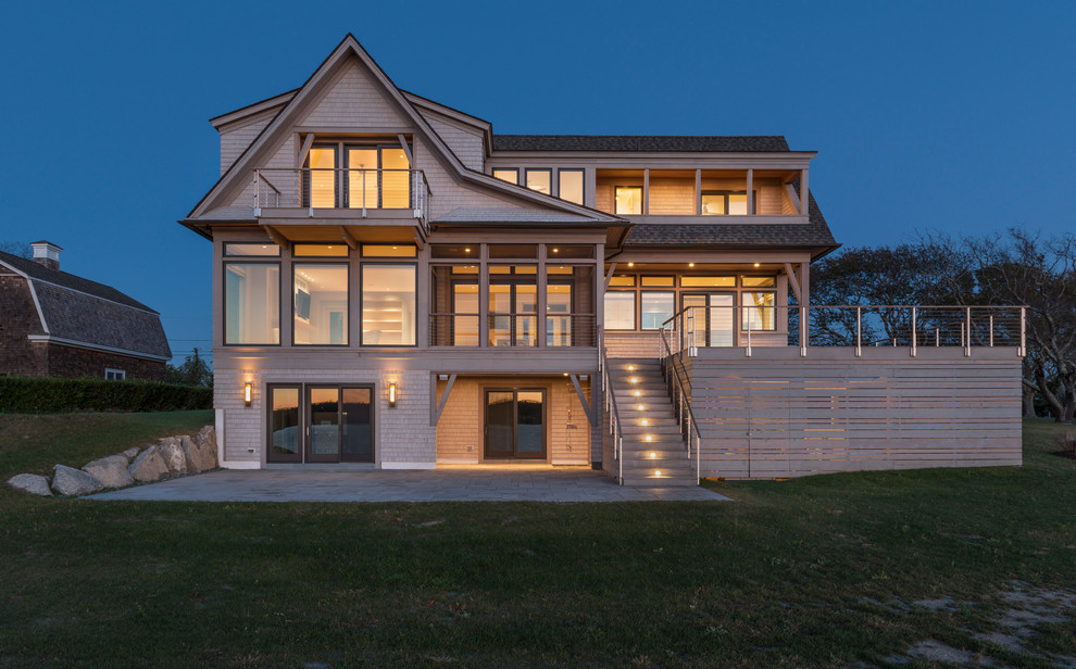 Идея дизайна: трехэтажный, деревянный дом в викторианском стиле