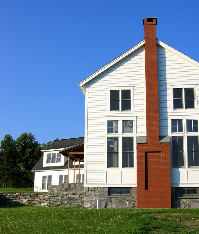 Foto della facciata di una casa bianca country a due piani