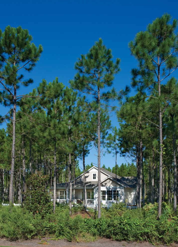 Example of an island style exterior home design in Tampa