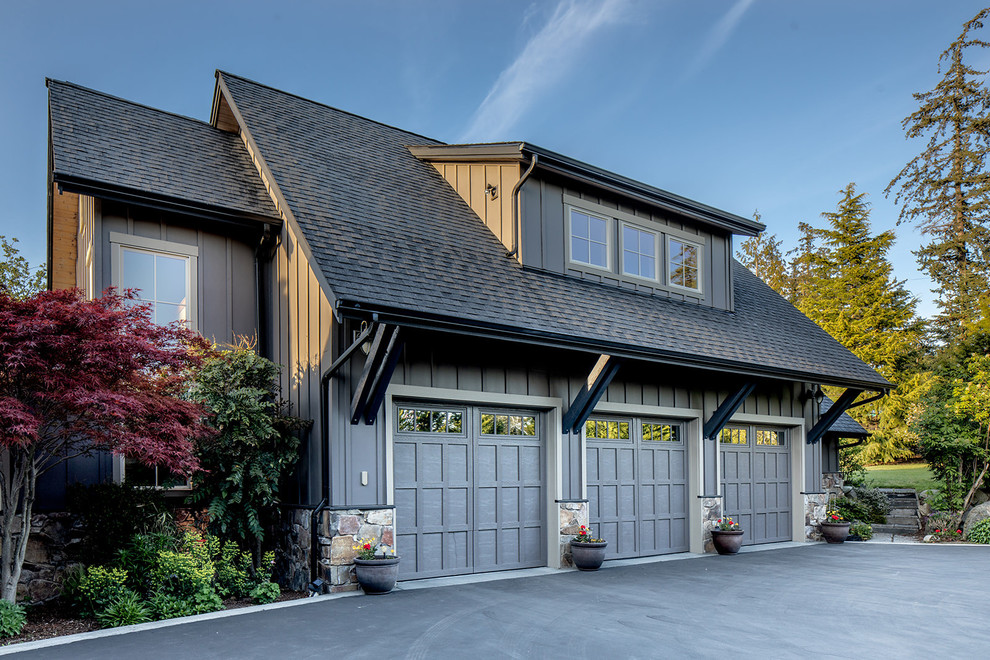 Large traditional garage in Seattle.