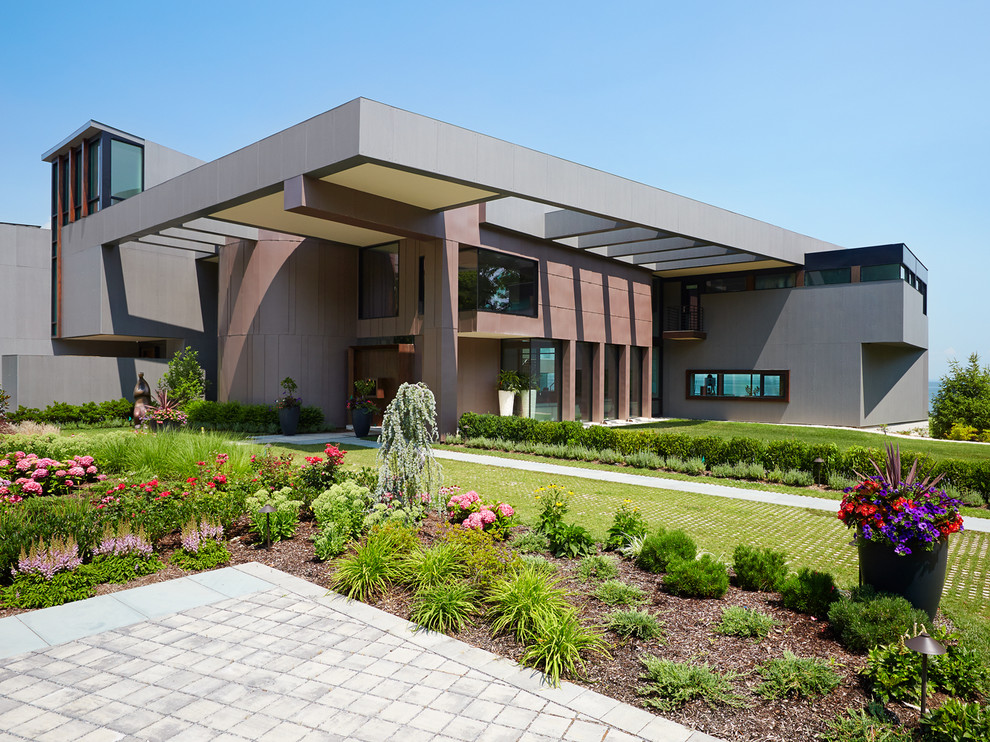 Idées déco pour une grande façade de maison marron contemporaine en panneau de béton fibré de plain-pied avec un toit plat.