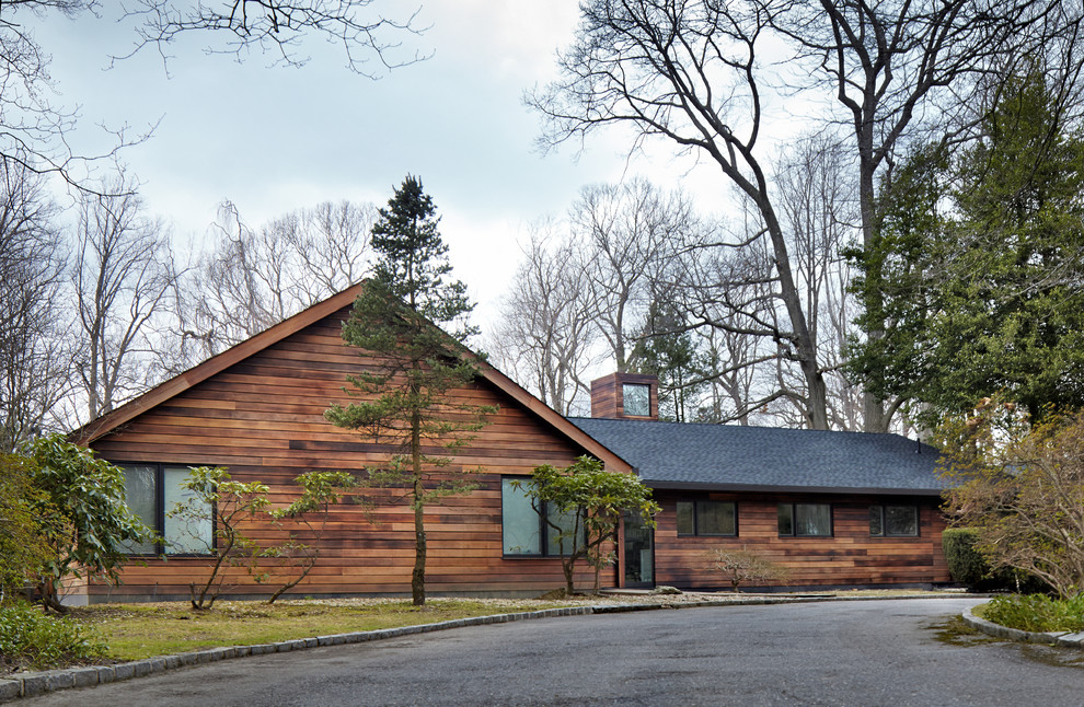 Ispirazione per la facciata di una casa scandinava a un piano con tetto a capanna e rivestimento in legno