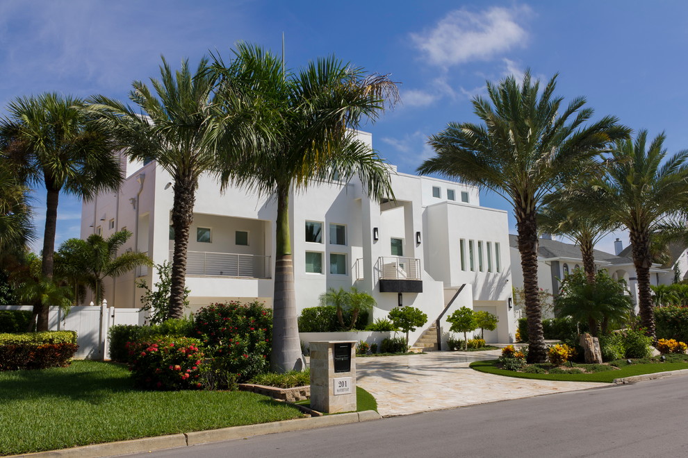 Großes, Dreistöckiges Modernes Haus mit Putzfassade und weißer Fassadenfarbe in Tampa