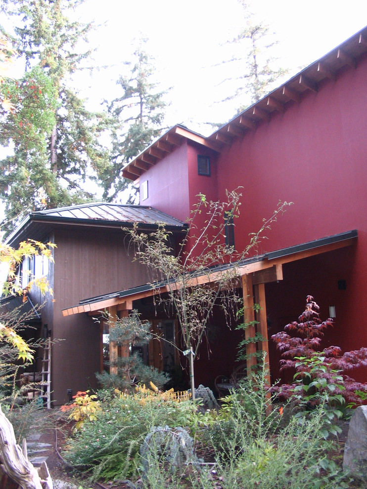 Inspiration för mellanstora moderna röda hus, med två våningar, blandad fasad, pulpettak och tak i metall