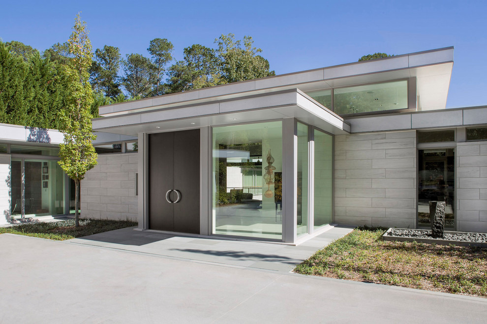 Diseño de fachada de casa gris vintage grande de dos plantas con revestimiento de piedra y tejado plano