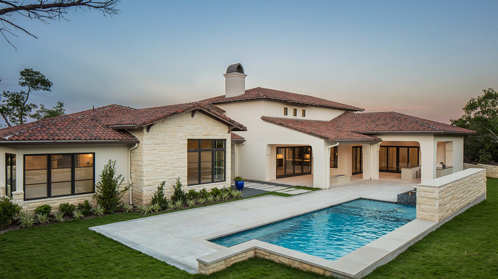 Diseño de fachada de casa blanca mediterránea extra grande de dos plantas con revestimientos combinados, tejado a cuatro aguas y tejado de teja de barro
