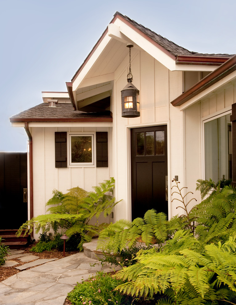 Источник вдохновения для домашнего уюта: маленький, одноэтажный, деревянный, белый дом для на участке и в саду
