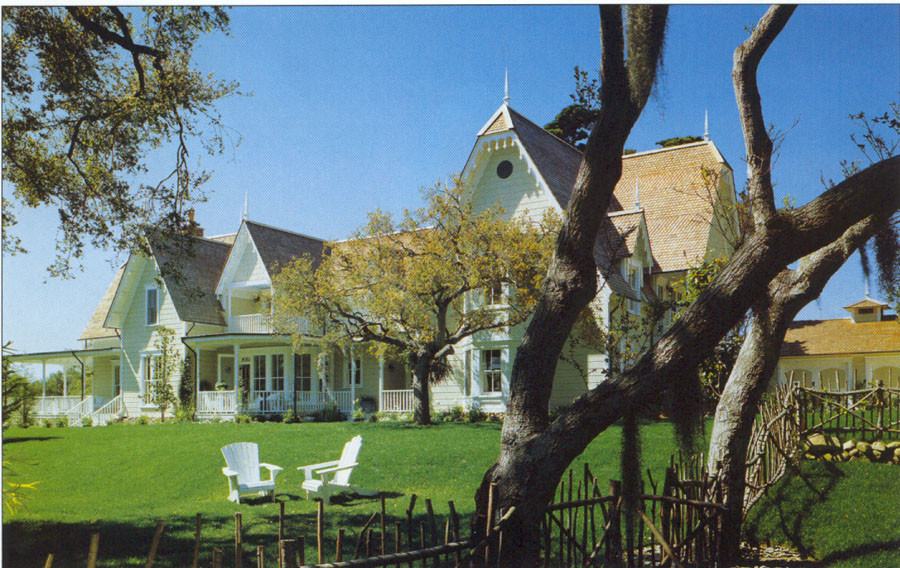 Imagen de fachada blanca de estilo de casa de campo grande de dos plantas con revestimiento de madera y tejado a la holandesa
