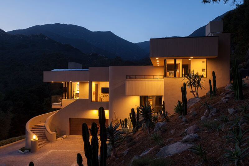 サンタバーバラにある高級なコンテンポラリースタイルのおしゃれな家の外観 (アドベサイディング) の写真