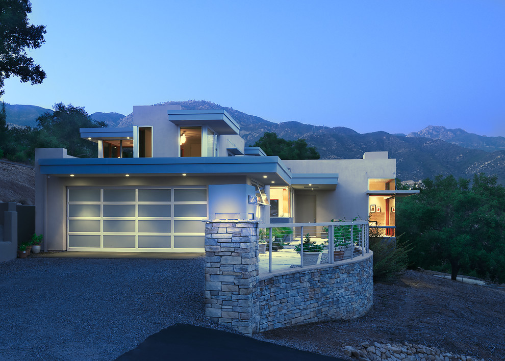 Стильный дизайн: двухэтажный, серый дом среднего размера в стиле модернизм с облицовкой из цементной штукатурки и плоской крышей - последний тренд