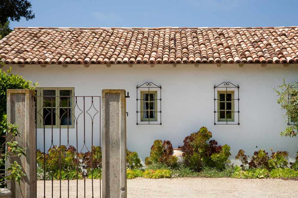 Inspiration pour une façade de maison blanche méditerranéenne en adobe de taille moyenne et de plain-pied.