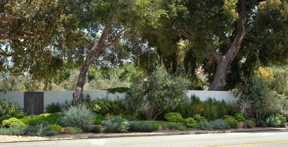 Foto de fachada blanca mediterránea de tamaño medio de una planta con revestimiento de adobe