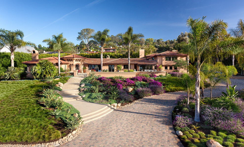 Mittelgroßes, Zweistöckiges Mediterranes Haus mit Putzfassade, beiger Fassadenfarbe und Walmdach in Santa Barbara