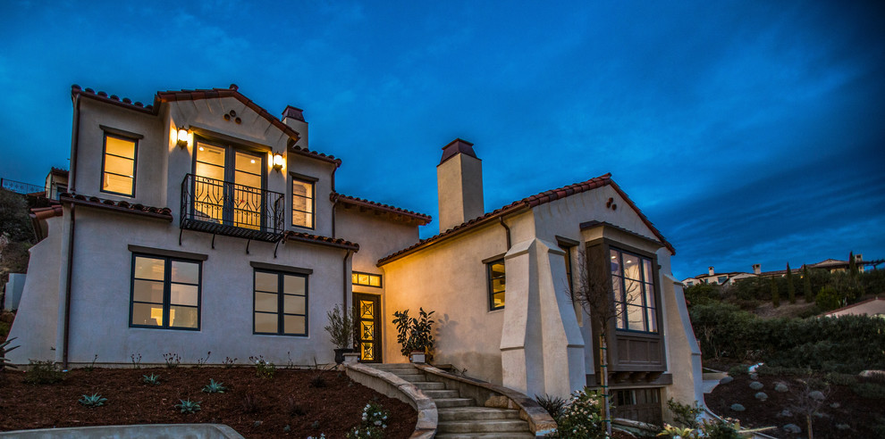 Großes, Dreistöckiges Mediterranes Einfamilienhaus mit Putzfassade, beiger Fassadenfarbe, Halbwalmdach und Ziegeldach in Santa Barbara